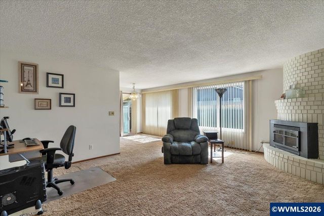 2008 W Santiam Dr, Woodburn, OR 97071