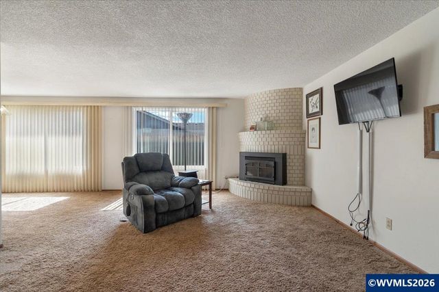 2008 W Santiam Dr, Woodburn, OR 97071
