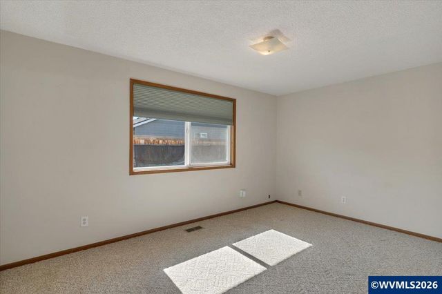 2008 W Santiam Dr, Woodburn, OR 97071