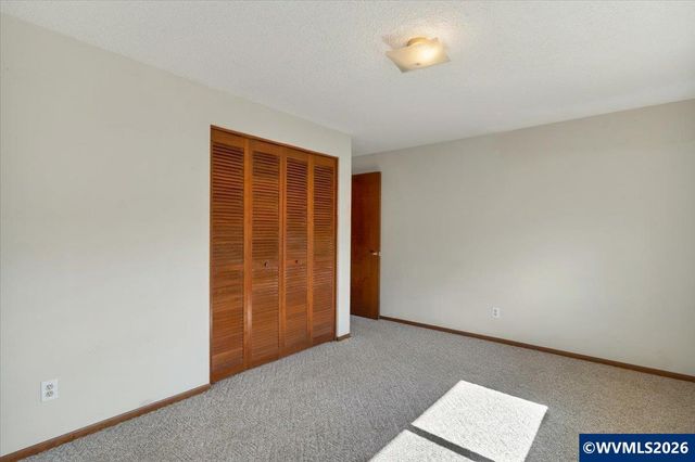 2008 W Santiam Dr, Woodburn, OR 97071