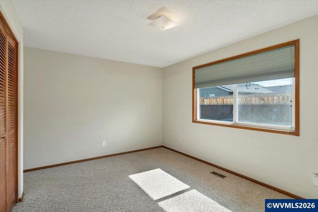 2008 W Santiam Dr, Woodburn, OR 97071