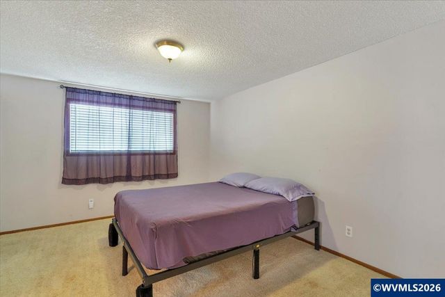 2008 W Santiam Dr, Woodburn, OR 97071