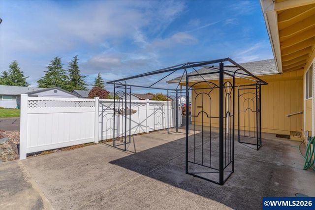2008 W Santiam Dr, Woodburn, OR 97071