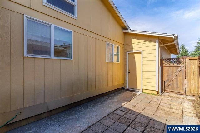 2008 W Santiam Dr, Woodburn, OR 97071