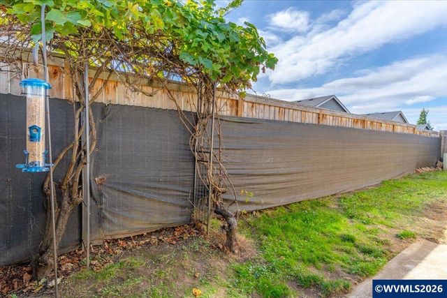 2008 W Santiam Dr, Woodburn, OR 97071