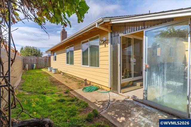 2008 W Santiam Dr, Woodburn, OR 97071