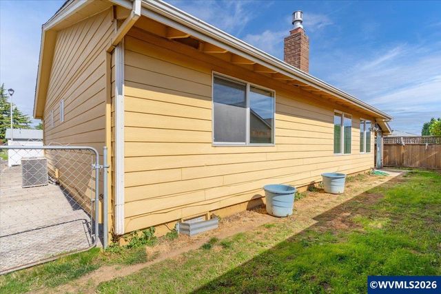 2008 W Santiam Dr, Woodburn, OR 97071