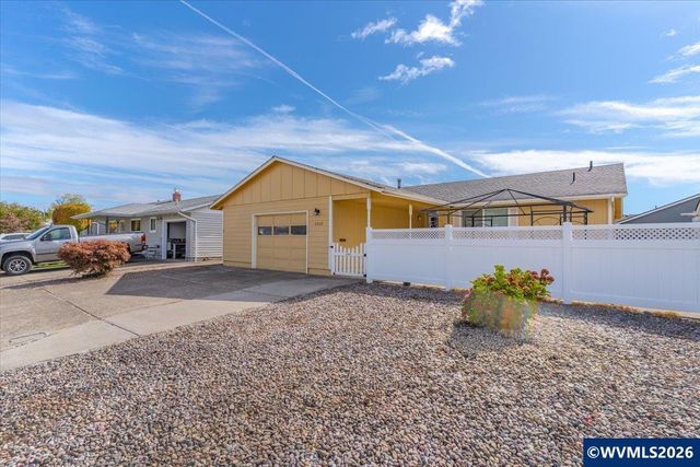 2008 W Santiam Dr, Woodburn, OR 97071