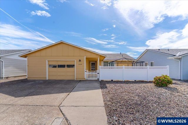 2008 W Santiam Dr, Woodburn, OR 97071