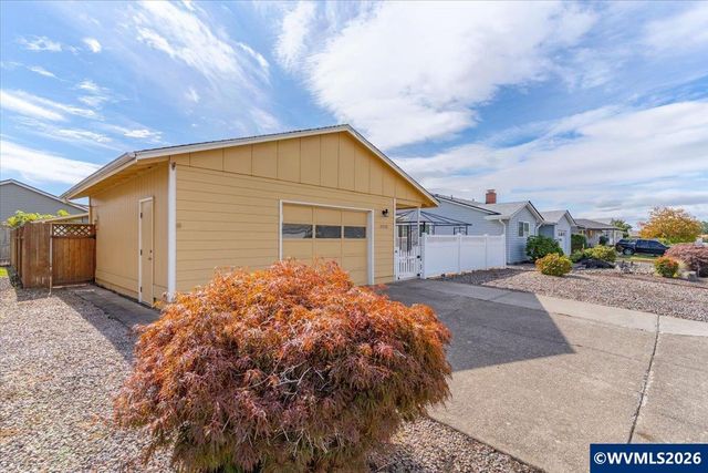 2008 W Santiam Dr, Woodburn, OR 97071