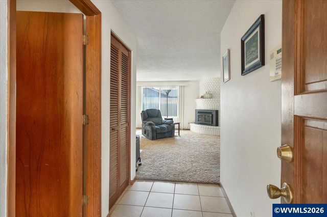 2008 W Santiam Dr, Woodburn, OR 97071