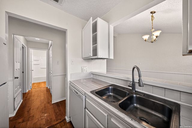 208 BEXAR DR, San Antonio, TX 78228