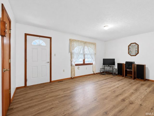 812 S 1250 E, Loogootee, IN 47553