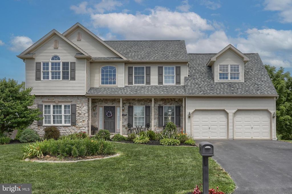 9 VILLAGE DR, Fredericksburg, PA 17026