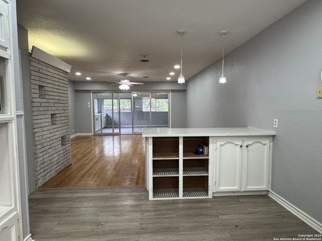 454 Shadywood Ln, San Antonio, TX 78216