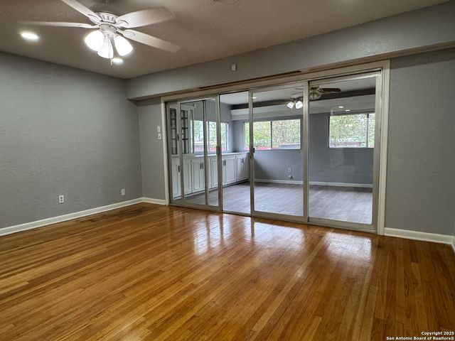 454 Shadywood Ln, San Antonio, TX 78216