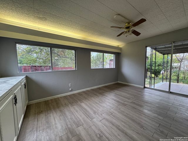 454 Shadywood Ln, San Antonio, TX 78216