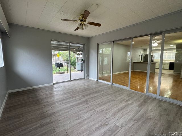 454 Shadywood Ln, San Antonio, TX 78216