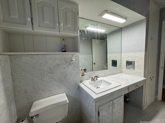 454 Shadywood Ln, San Antonio, TX 78216