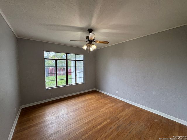 454 Shadywood Ln, San Antonio, TX 78216