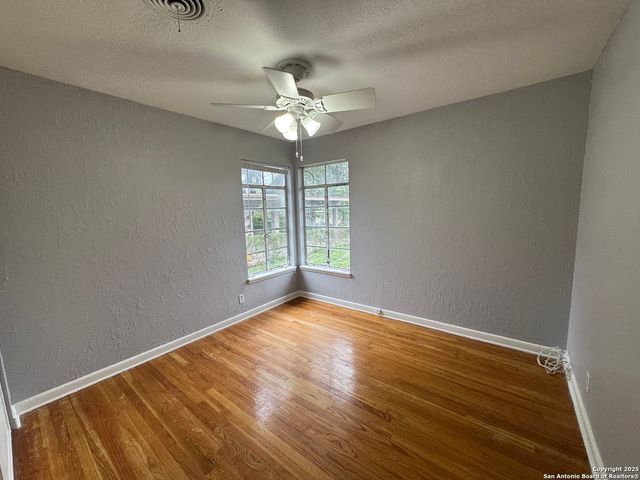 454 Shadywood Ln, San Antonio, TX 78216