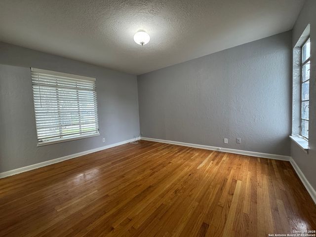 454 Shadywood Ln, San Antonio, TX 78216