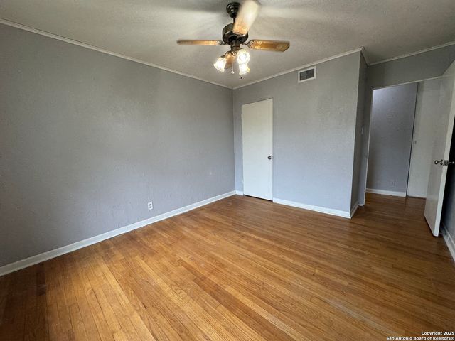 454 Shadywood Ln, San Antonio, TX 78216