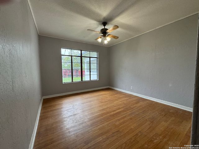 454 Shadywood Ln, San Antonio, TX 78216