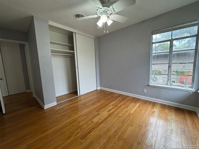 454 Shadywood Ln, San Antonio, TX 78216