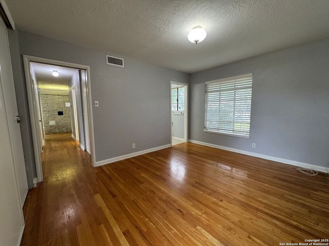 454 Shadywood Ln, San Antonio, TX 78216