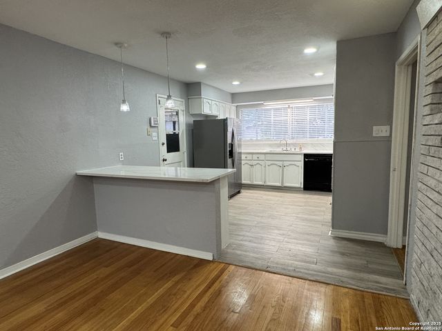 454 Shadywood Ln, San Antonio, TX 78216