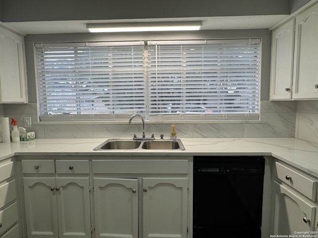 454 Shadywood Ln, San Antonio, TX 78216