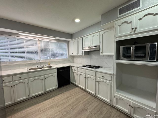 454 Shadywood Ln, San Antonio, TX 78216