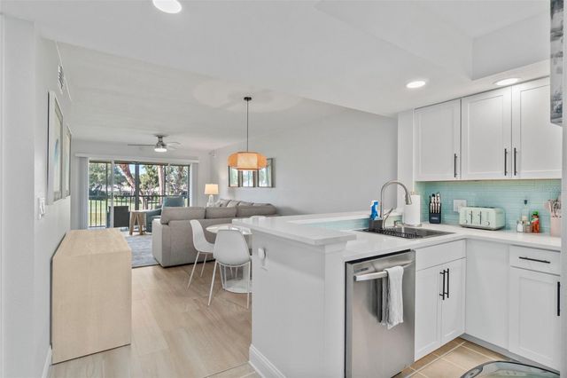 433 CERROMAR LANE 441, Venice, FL 34293