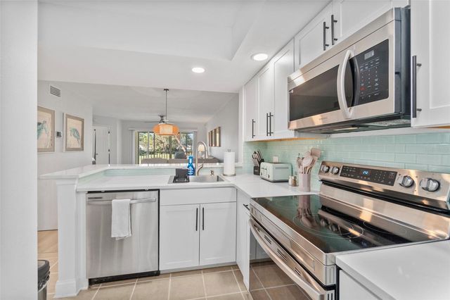 433 CERROMAR LANE 441, Venice, FL 34293