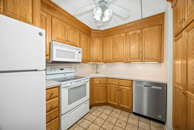 65 Commons Drive 506, Shrewsbury, MA 01545