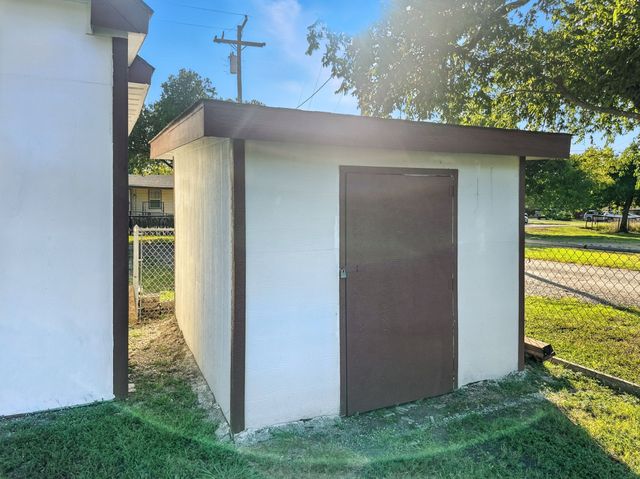 108 White Street, Italy, TX 76651