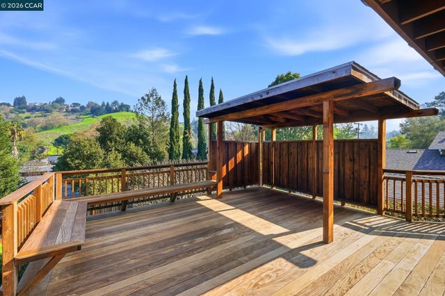 95 Mackie Dr, Martinez, CA 94553