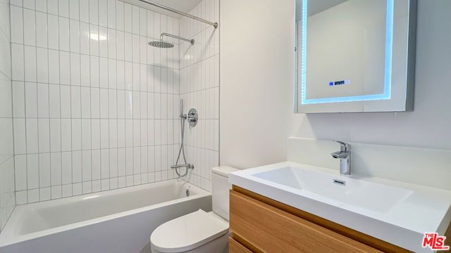 946 Lucile Avenue, Los Angeles, CA 90026