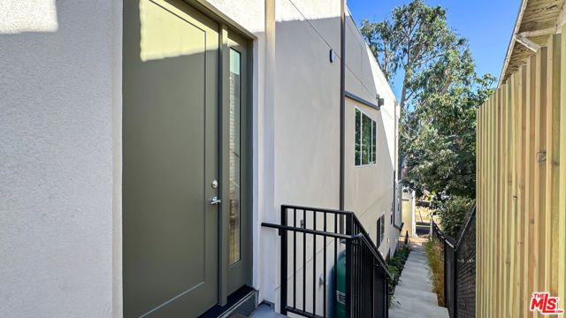 946 Lucile Avenue, Los Angeles, CA 90026