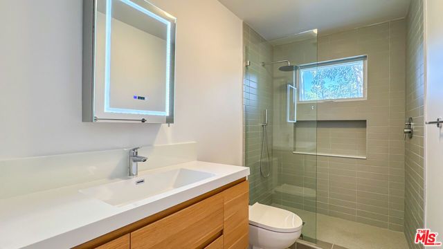 946 Lucile Avenue, Los Angeles, CA 90026