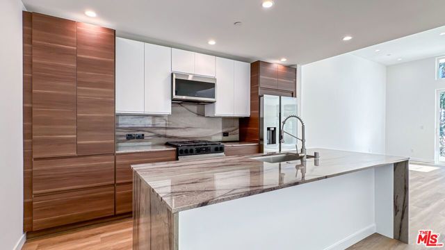 946 Lucile Avenue, Los Angeles, CA 90026