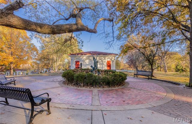 431 Landscape Court, Webster Groves, MO 63119