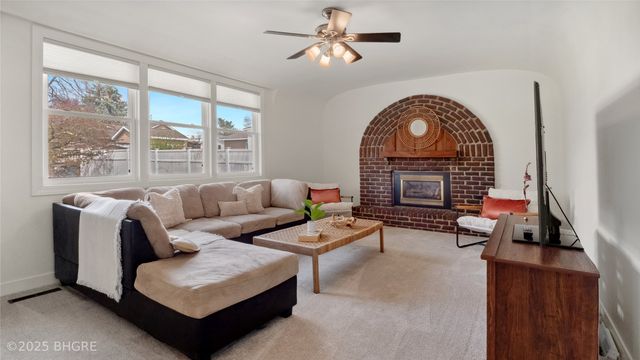 1302 E Detroit Avenue, Indianola, IA 50125