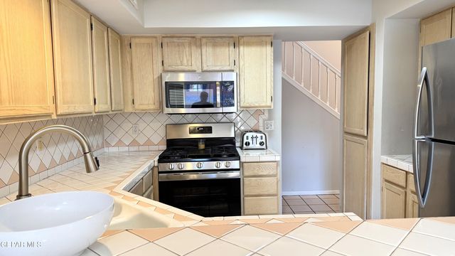 31 STRATFORD HALL Circle, El Paso, TX 79912