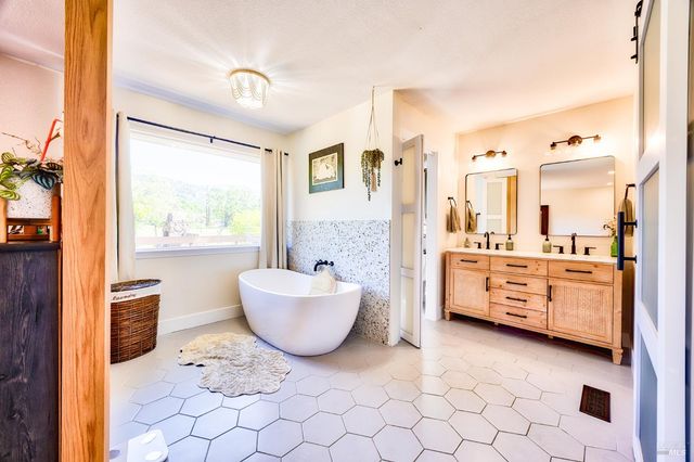 6282 Melita Rd, Santa Rosa, CA 95409