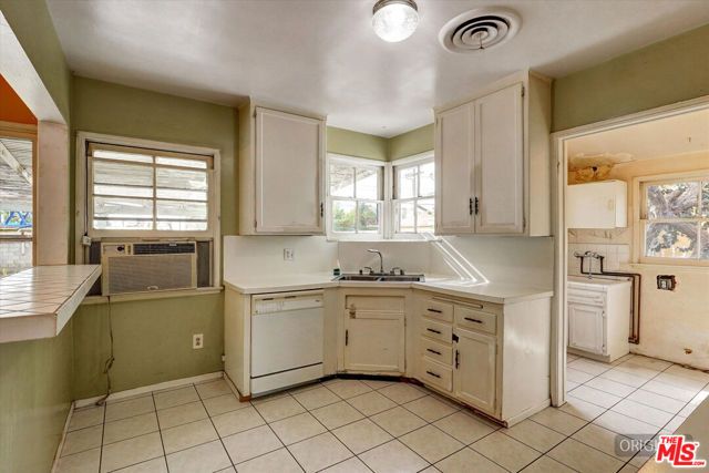 8759 Snowden Avenue, Arleta (los Angeles), CA 91331