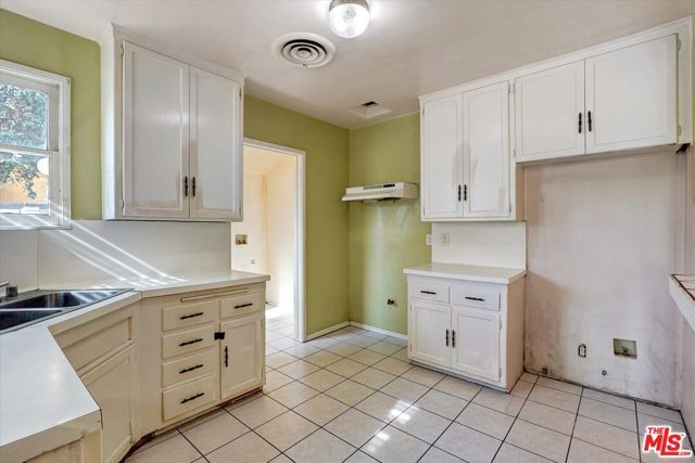 8759 Snowden Avenue, Arleta (los Angeles), CA 91331