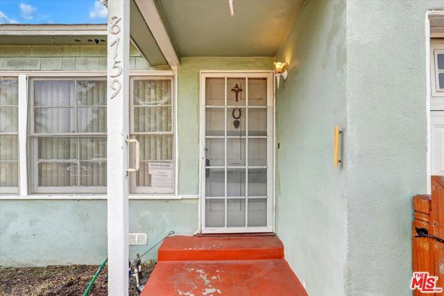 8759 Snowden Avenue, Arleta (los Angeles), CA 91331