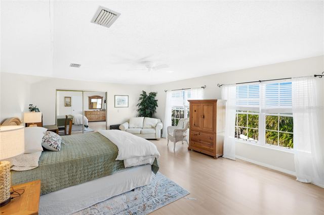 212 85TH ST, Holmes Beach, FL 34217